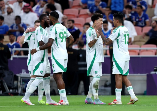 الأهلي يرفض إعارة نجمه للهلال